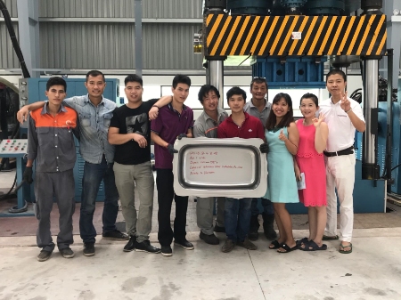 Xinhe factory team with product display