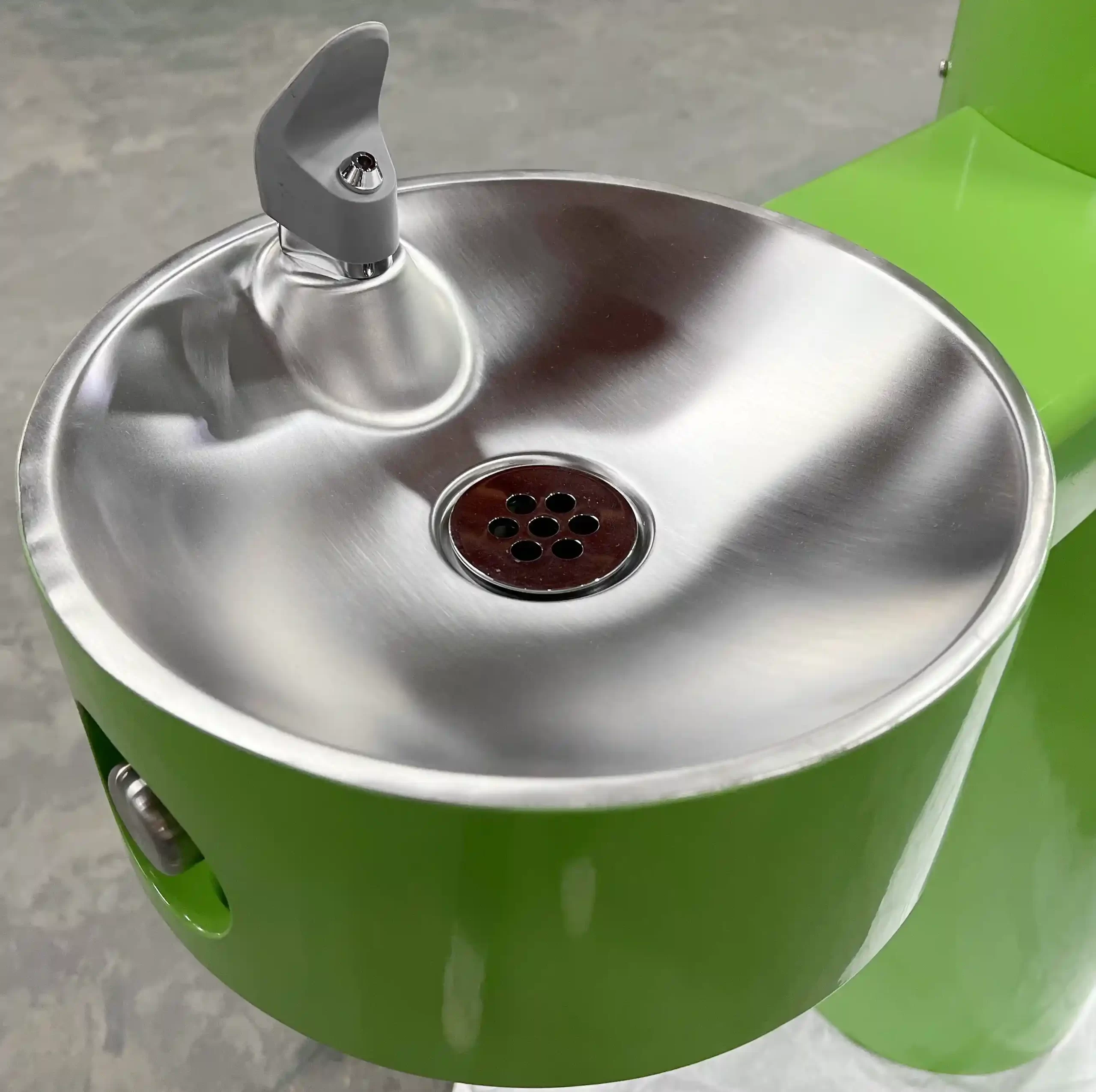 Drinking fountain with pet bowl