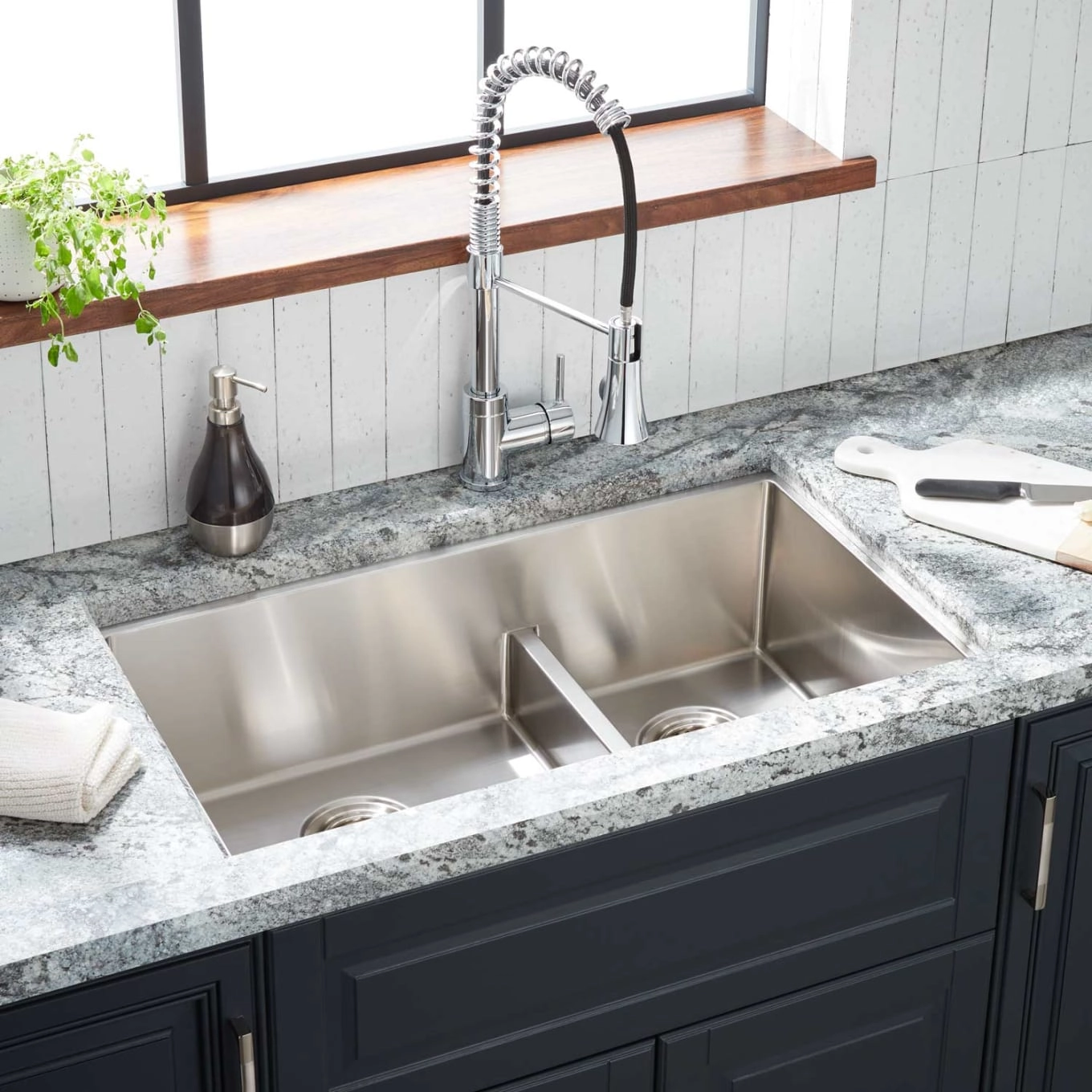 Double bowl undermount kitchen sink